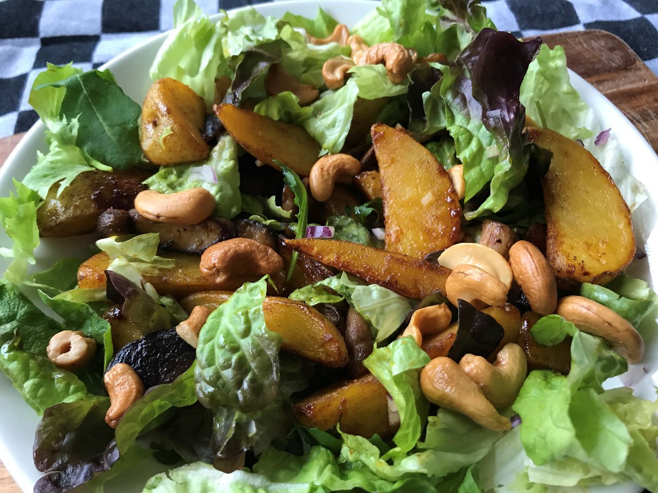 vegan salade met aardappelpartjes 